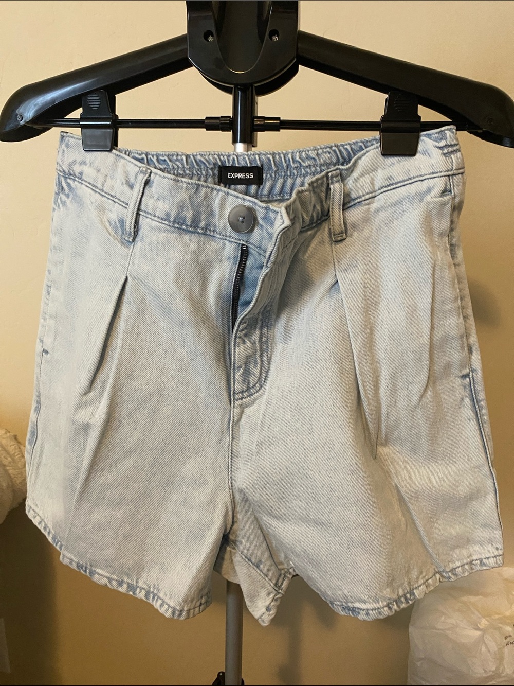 NWOT EXPRESS BERMUDA SHORTS SIZE MEDIUM LIGHT DENIM WASH